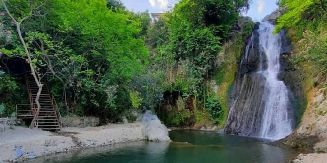 İzmir’de 86 basamaklı gizem! Bir kez gören yeniden geliyor: Gizli cennet aşıkların buluşma noktası oluyor 8